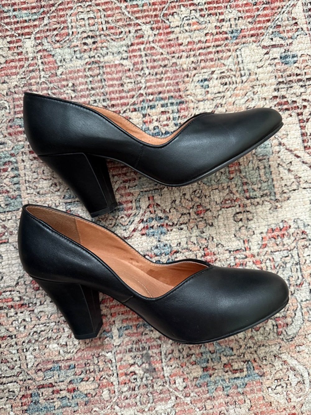 Women's Black Leather Pointed Toe Pumps - Picture 3 of 4